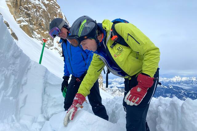Michael Butschek von GeoSphere Austria berichtet, dass die Lawinenwarnberichte sehr regional ausgerichtet sind und nicht nur die Gefahrenstufe, sondern auch detaillierte Informationen enthalten. Im Bild: Michael Butschek, Leiter der Lawinenwarnzentrale mit Mitgliedern der Lawinenwarnkommissionen. | Foto: Land Salzburg/Melanie Hutter