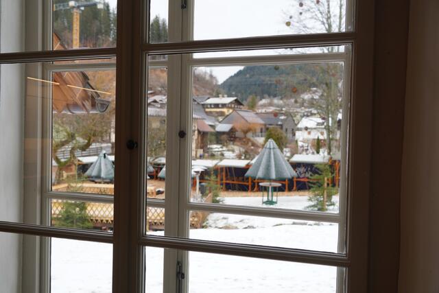 Vor dem Stille-Nacht-Museum steht alles bereit für den Stille-Nacht-Adventmarkt. | Foto: Nicole Hettegger