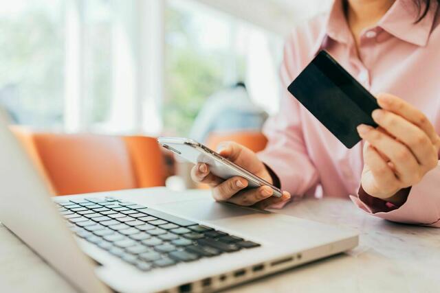 Zwischen September und November wurde eine 79-Jährige Opfer von Internetbetrügern. Sie überwies einen fünfstelligen Eurobetrag. | Foto: stock.adobe.com/PPR109103 (Symbolfoto)