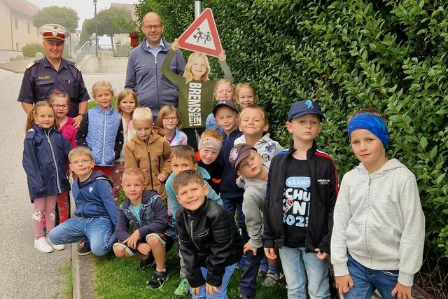 "Brems dich ein"-Aufsteller wurden rund um die Schule in Hochneukirchen sowie rund um den Kindergarten in Gschaidt montiert. | Foto: Doris Pichler-Holzer