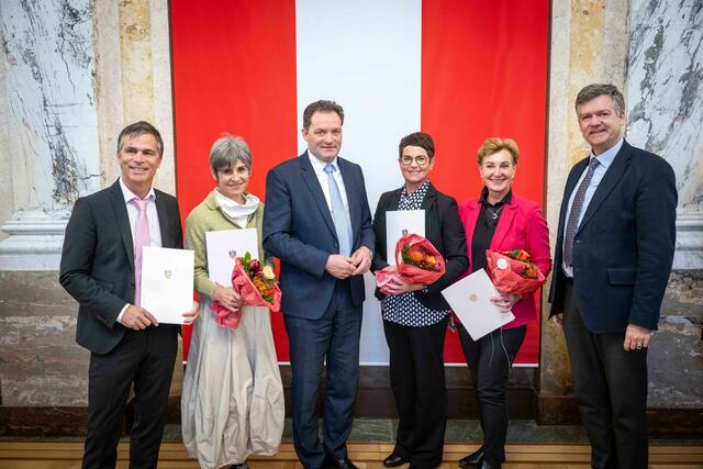 Freuen sich über die Auszeichnung: OStR Bernhard Beiler, OStRin Doris Greber, BM Norbert Totschnig, StRin Maria Raitmair, StRin Notburga Kofler, Dir. Ronald Zecha (vlnr.) und OStR Georg Hofer (Nicht im Bild). | Foto: Rene Hemerka