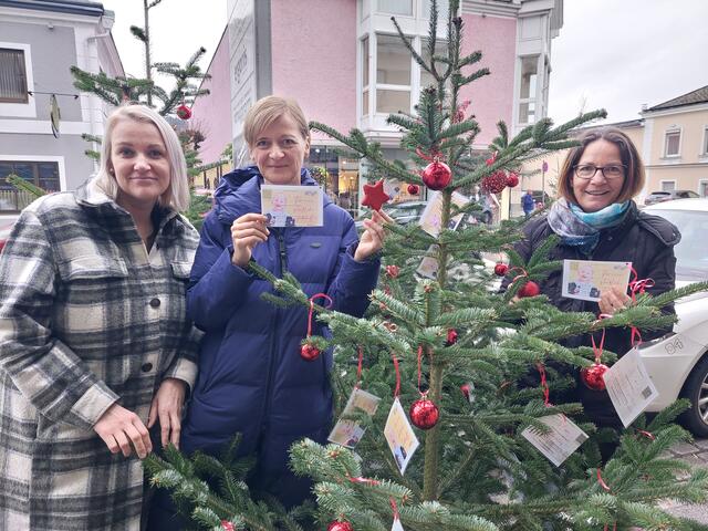 Die SPÖ-Weihnachtsbaumaktion unterstützt in diesem Jahr den Verein Mobile Kinderkrankenpflege. Claudia Hofstätter, Sabine Schatz und Sylvia Breselmayr beim Weihnachtsbaum des SPÖ-Bezirksbüro vor dem Stadthaus in Perg in der Herrenstraße. | Foto: SPÖ