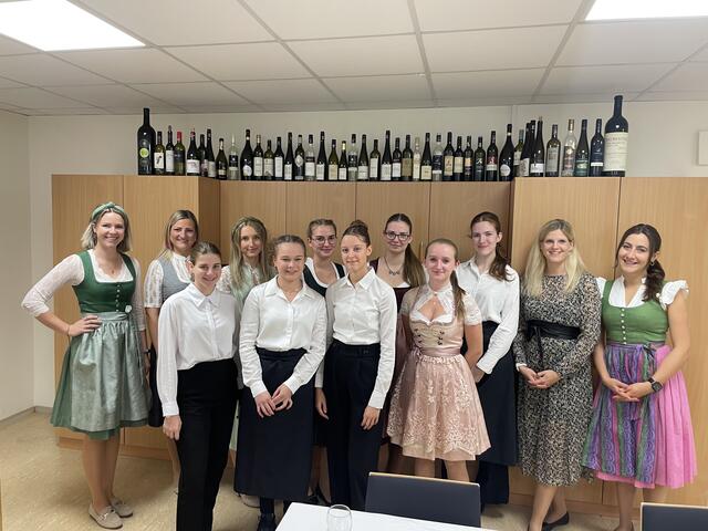 Die ehemalige Weinhoheit Katrin Strohmaier (l.), Michaela Baumann (Sommelierkollegin aus der HLW Mureck) (2.v.l.), Fachvorständin der HLW/FW Deutschlandsberg Sabrina Penz (2.v.r.) und Lehrerin Marlene Riemer (r.) mit den Schülerinnen. | Foto: HLW/FW Deutschlandsberg