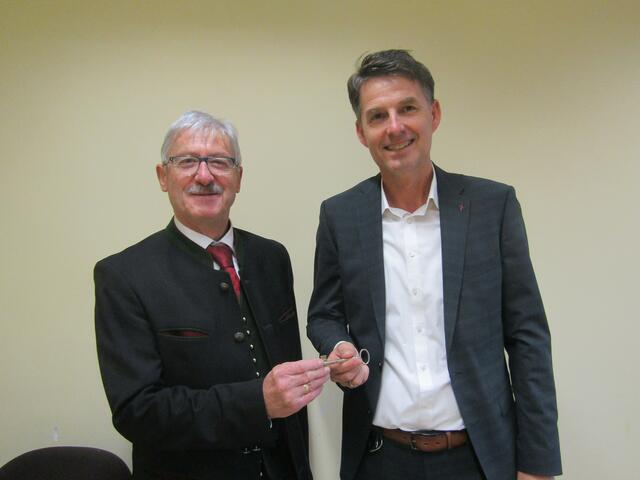 Der Schlüssel der Bezirkshauptmannschaft Jennersdorf wird von Hermann Prem an seinen Nachfolger Harald Dunkl übergeben. | Foto: Peter Sattler