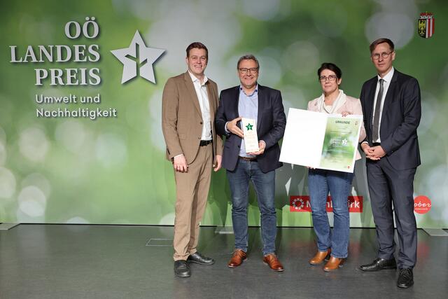 my-PV GmbH - Solarelektrisches Firmengebäude bei my-PV:
LR Stefan Kaineder, Gerhard und Tamara Rimpler, Chefredakteur Thomas Winkler | Foto: Denise Stinglmayr/Land OÖ