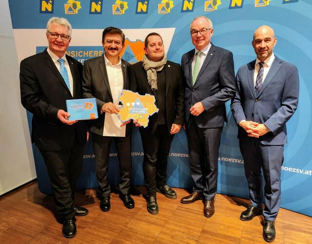 NÖZSV-Präsident Christoph Kainz mit Gemeinderat Ashur Namrud, Harry Oberlerchner von der Abteilung SBE, LH-Stv. Stephan Pernkopf und Landesrat Christoph Luisser | Foto: Franz Schuster