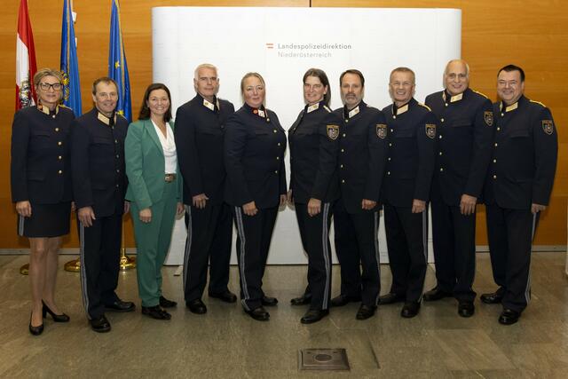 Die geehrten Polizeibeamten im Kreise der LPD-Spitze. | Foto: LPD NÖ