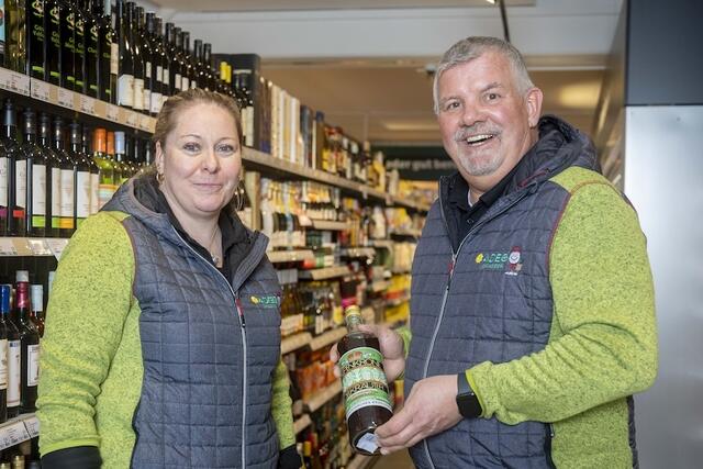 ADEG Kaufmann Alois Grasser legt Wert auf lokale Produkte. | Foto: Rewe International