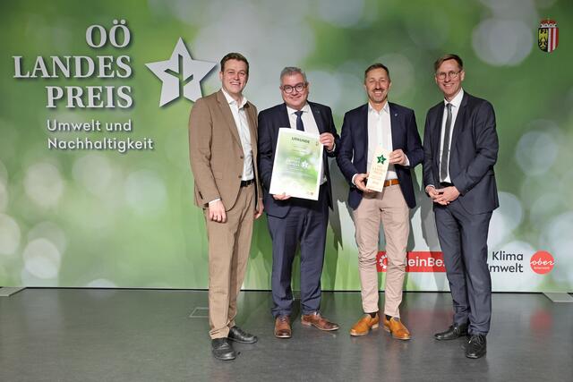 Gemeinde Kirchham - Nachhaltiges Kirchham:
v.l.n.r. LR Stefan Kaineder, BGM Ingo Dörflinger, Anton Pühringer, Chefredakteur Thomas Winkler | Foto: Denise Stinglmayr/Land OÖ