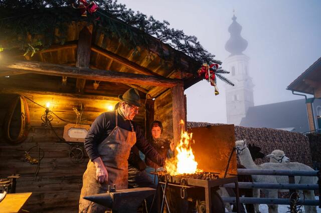 Der Schmied bietet die Möglichkeit, persönliche Glückshufeisen zu formen, und Sie können gleich einen Christbaum für den Heiligen Abend auswählen. | Foto: TVB Faistenau