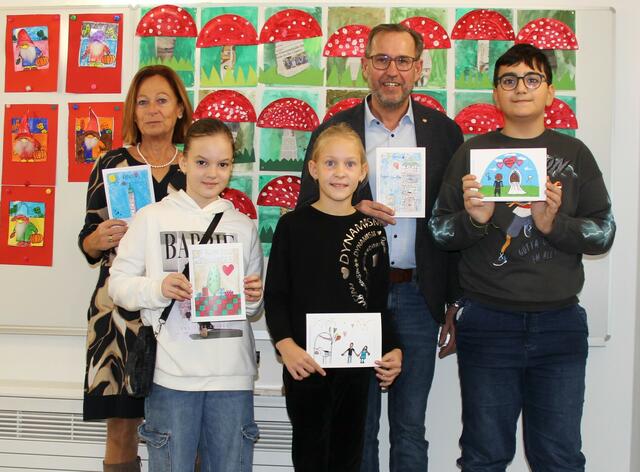 chulleiterin Regina Oberreiter, Bürgermeister Christian Deleja-Hotko und die stolzen Künstlerinnen und Künstler mit den frisch gedruckten Werken. 
 | Foto: Stadtgemeinde Enns