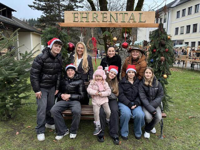 Der Adventmarkt beim Bildungszentrum begeisterte mit seiner vorweihnachtlichen Atmosphäre zahlreiche Besucherinnen und Besucher.  | Foto: MeinBezirk.at