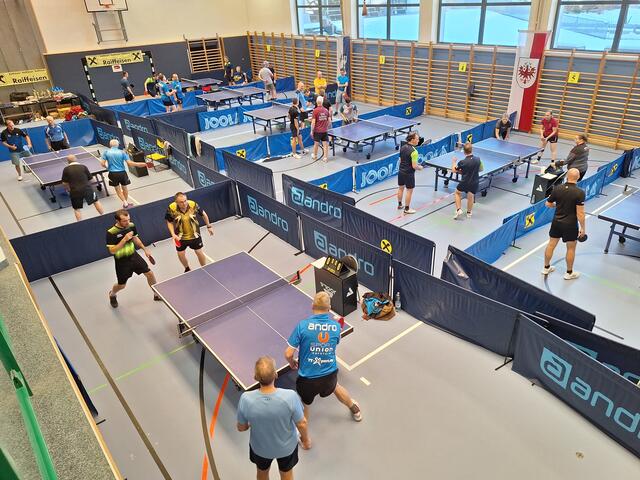 34 Teilnehmer (davon 5 Damen) waren beim Benefiz-Tischtennisturnier in der Kirchdorfer Turnhalle mit großer Begeisterung im Einsatz