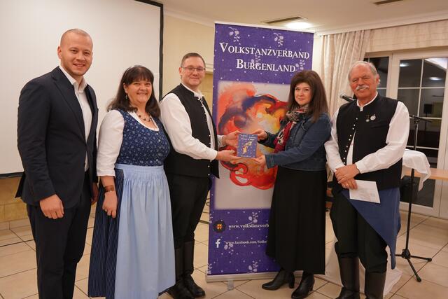 In Vertretung des Landeshauptmannes überbrachte SPÖ-Nationalrat-Abg. Bgm. Maximilian Köllner dessen Grüße. Am Foto mit Siglinde Haider, Verbandsobmann Matthias Beck, ÖVP-Vizebürgermeisterin Sabine Nyikos aus Neusiedl und Paul Haider | Foto: Andrea Glatzer