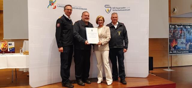 Landesfeuerwehrkommandant-Stellvertreter Martin Boyer, Bezirksfeuerwehrkommandant Rudolf Katzengruber, Landeshauptfrau Johanna Mikl-Leitner und Landesfeuerwehrkommandant Dietmar Fahrafellner. | Foto: Bfkdo Amstetten
