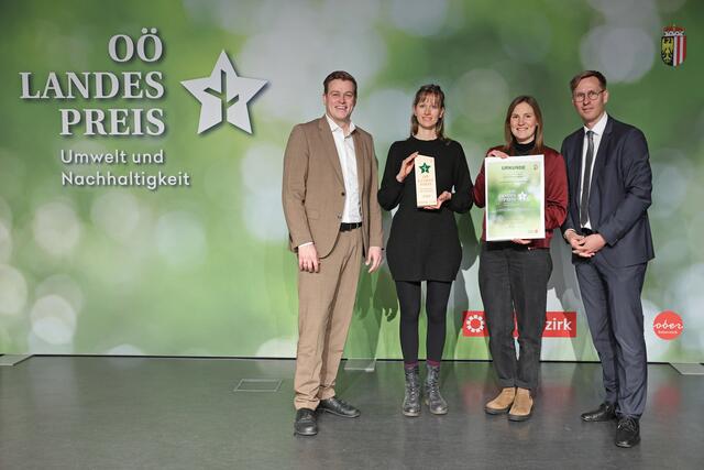 Bettina Mittmannsgruber – Social Gardening Almtal @almgrün:
v.l.n.r. LR Stefan Kaineder, Angela Kaser, Bettina Mitmannsgruber, Chefredakteur Thomas Winkler | Foto: Denise Stinglmayr/Land OÖ