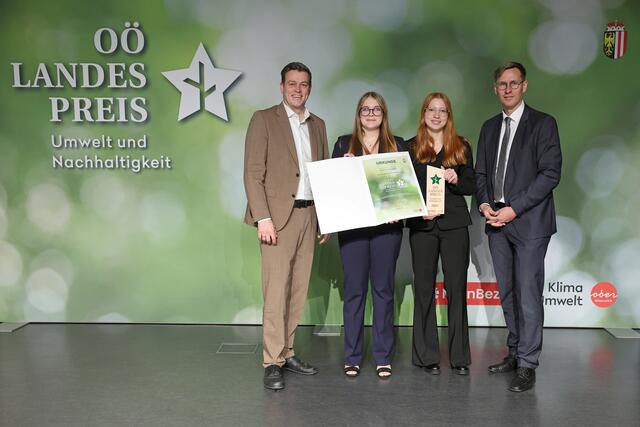Gymnasium Werndlpark – Auf dem Weg zur Mehrweg-Schule:
v.l.n.r. LR Stefan Kaineder, Leonie Schlesinger, Annika Mitterhauser, Chefredakteur Thomas Winkler | Foto: Denise Stinglmayr/Land OÖ