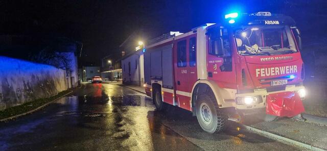 Die Feuerwehr Absam befreit den Krippbachl von der Verklausung, um die Überflutung der Dörferstraße zu stoppen. | Foto: FF Absam