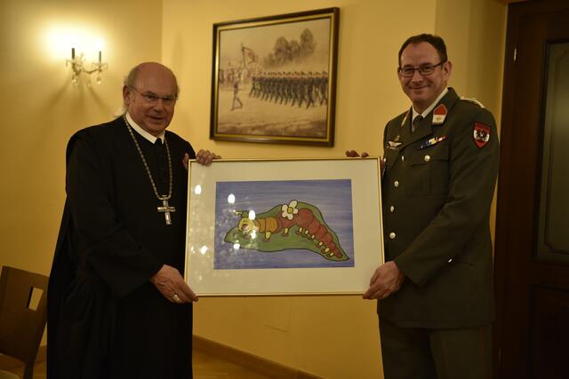 Georg Wilfinger, Abt vom Stift Melk und Vizeleutnant Markus Auinger, Präsident der Österreichischen Unteroffiziersgesellschaft: Vizeleutnant Auinger spendete das ersteigerte Bild von der Tagesstätte an das Stift Melk | Foto: Bundesheer / Sarah Polak