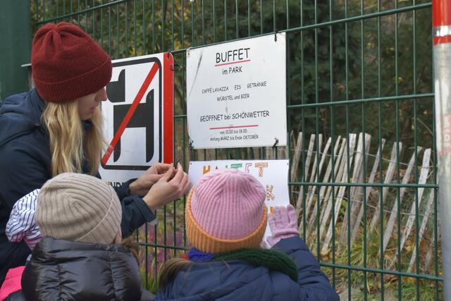 Gemeinsam mit der MA42 montierten die Währinger Volksschulkinder ihre Plakate.  | Foto: BV18
