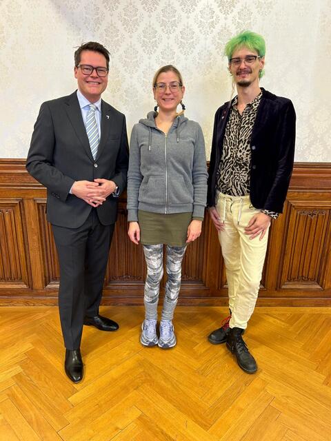 Czernohorszky (l.) und Biedermann gratulierten dem neuen Bezirksrat der KPÖ, Maletzky, dem der Verkehr besonders am Herzen liegt. | Foto: BV15