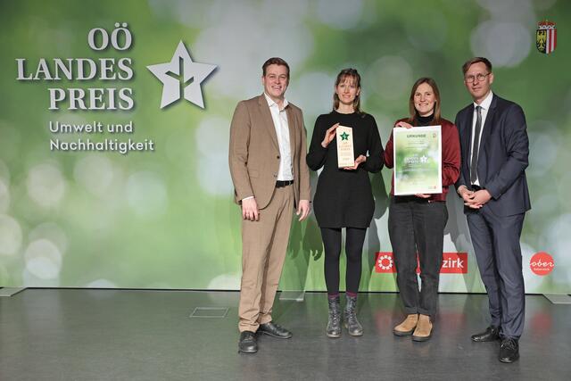 Bettina Mittmannsgruber – Social Gardening Almtal @almgrün:
v.l.n.r. LR Stefan Kaineder, Angela Kaser, Bettina Mitmannsgruber, Chefredakteur Thomas Winkler | Foto: Land OÖ/Tina Gerstmair