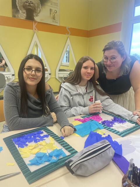 Die weihnachtliche Verzierung der Fenster der Polytechnischen Schule in Wels wurde mit den Lehrerinnen im Fach "Kreatives Gestalten" geschaffen.  | Foto: Polytechnische Schule Wels