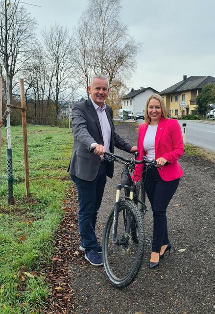LAbg. Silke Dammerer überbrachte persönlich die gute Nachricht für die Radlerinnen und Radler in Mank an BGM Martin Leonhardsberger. | Foto: Stadt Mank
