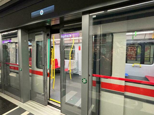 Endlich sind die nötigen Arbeiten für die vollautomatischen Bahnsteigtüren beendet. Diese werden sich für den normalen Fahrgast ab 6. Dezember erstmals öffnen. | Foto: Johannes Reiterits/MeinBezirk