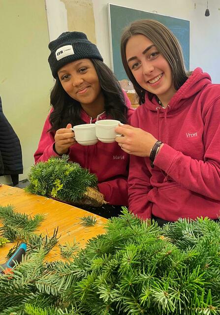 Mädchen der Landwirtschaftlichen Fachschule Winklhof beim Adventkranz binden.  | Foto: Landwirtschaftliche Fachschule Winklhof