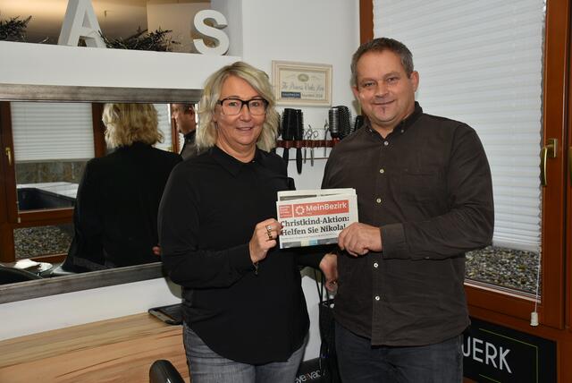 Anita Zeindl vom Haarwerk Pabneukirchen und Regionaldirektor Karl Mayrhofer von der Donauversicherung unterstützen mit einer Spendebox das BezirksRundSchau Christkind 2024. | Foto: Robert Zinterhof