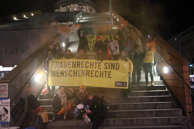 Auf der Treppe bei der U-Bahn-Station Burggasse wollten die Aktivistinnen und Aktivisten ein Zeichen gegen Gewalt an Frauen setzen.  | Foto: Tim Steiner