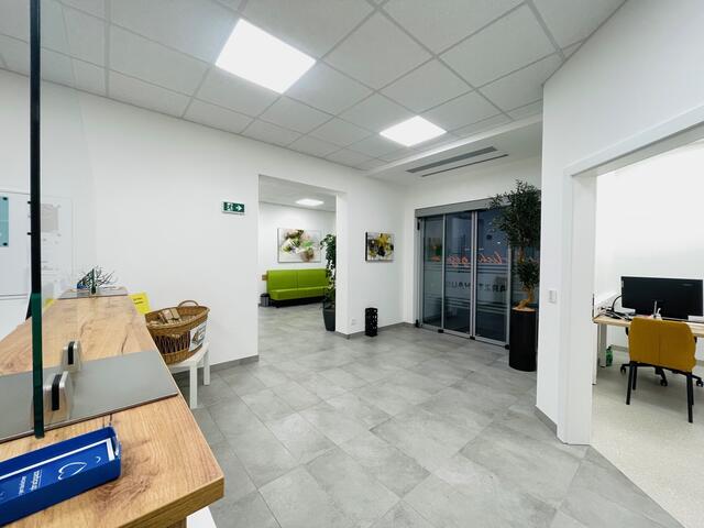 Die ehemalige Raika-Filiale wurde mit viel Engagement in ein modernes Arzthaus umgebaut. | Foto: Schultes