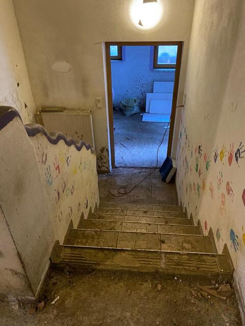 Der Stiegenaufgang war komplett vom Hochwasser überschwemmt worden. | Foto: Alfred Gert