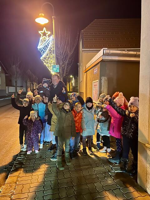 Bei einem gemeinsamen Spaziergang mit Bürgermeister Thomas Hoffmann wurde die Weihnachtsbeleuchtung bewundert. | Foto: Gemeinde Schattendorf
