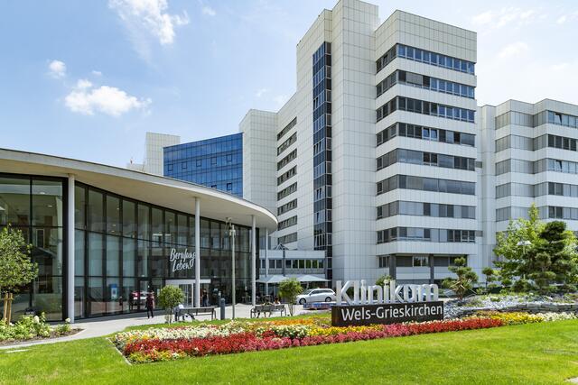 Sicherheitsmaßnahme bleibt: Im Welser Krankenhaus wird es zukünftig ein elektronisches Schleusensystem für E-Card, QR-Code oder Zahlenkombination geben. | Foto: Klinikum Wels-Grieskirchen