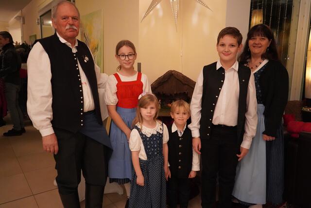 Die Filmpräsentation im Birkenhof in Gols wurde sehnsüchtig erwartet: Volkstanzkinder Sidonie, Lili, Alfred und Andreas, mit Tanzlehrer Paul Haider und dessen Frau Siglinde | Foto: Andrea Glatzer