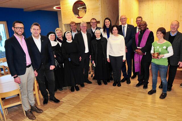 Gruppenfoto der vielen Ehrengäste in einem der neuen Räumlichkeiten des Kindergartens.