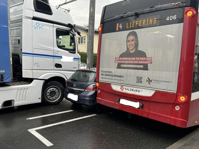 Nach Angaben der Beteiligten ereignete sich der Unfall, als der 47-jährige Lenker eines PKW, der sich auf dem rechten Fahrstreifen befand, hinter dem stehenden Obus ausscherte, um diesen zu passieren. Dabei kollidierte er mit dem auf dem linken Fahrstreifen fahrenden Lkw und wurde zwischen Obus und Lkw eingeklemmt. | Foto: Carmen Kurcz