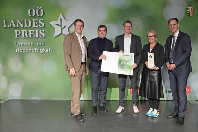 Fachhochschule Oberösterreich in Steyr –                                             
Junior Maker Pioneers:
v.l.n.r. LR Stefan Kaineder, Andreas Kupfer, Christian Stadlmann, Daniela Zeiner, Chefredakteur Thomas Winkler | Foto: Denise Stinglmayr/Land OÖ