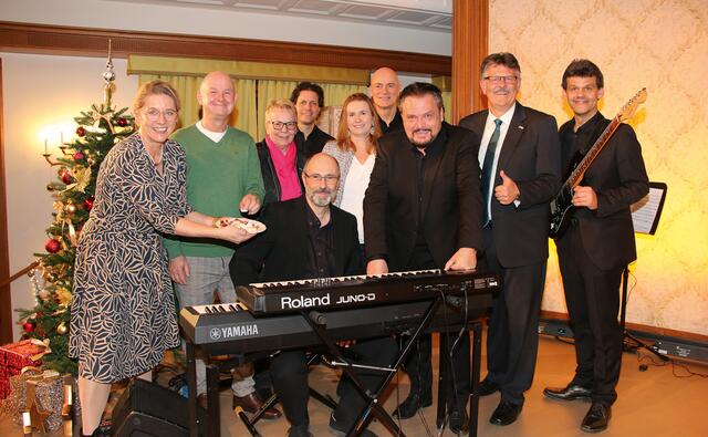 NÖ LAK-Präsident Andreas Freistetter (2.v.r) und sein Team mit Werner Auer (3.v.r.) und Band. | Foto: NÖ LAK