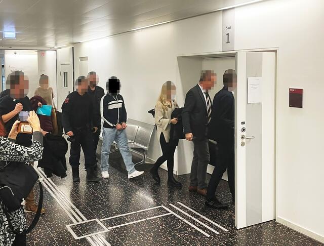 Von zwei Justizwachebeamten wurde der geständige, mutmaßliche Schläger und vermeintliche Räuber in den Saal 1 des Landesgerichts Eisenstadt vorgeführt. | Foto: Gernot Heigl