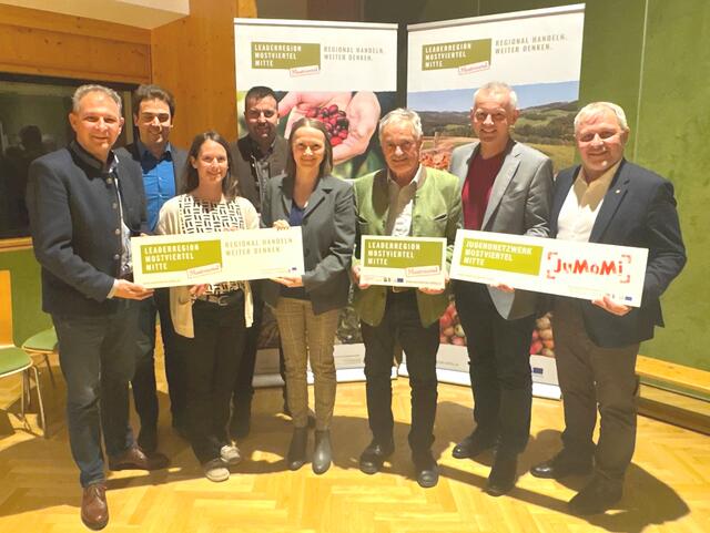 Der Vorstand der LEADER-Region mit Referenten Wolfgang Juterschnig: Bgm. Manfred Roitner, Bgm. Manuel Aichberger, Martina Grill, Bgm. Thomas Teubenbacher, Petra Scholze-Simmel, Obmann Anton Gonaus, Bgm. Martin Leonhardsberger, Wolfgang Juterschnig | Foto: Leader-Region