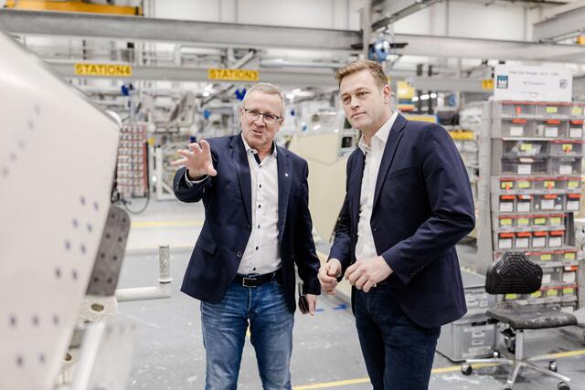 Robert Machtlinger führte Stefan Kaineder (r.) durch das Unternehmen. | Foto: Land OÖ/Werner Dedl