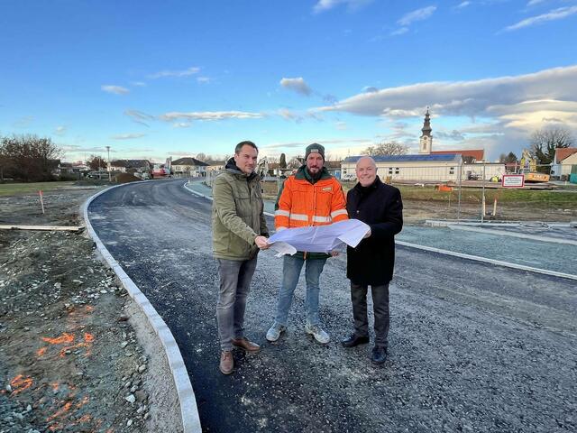 Bürgermeister Georg Rosner (re.) und Wirtschaftshof-Leiter Markus Imre (li.) machten sich ein Bild vom Baufortschritt in der Graf Erdödystraße in Oberwart.  | Foto: Stadtgemeinde Oberwart