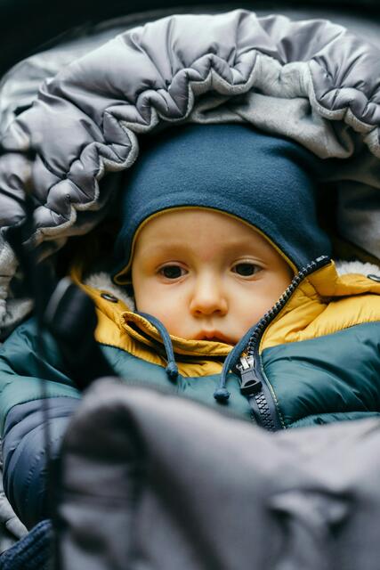 Dicke Winterkleidung wärmt zwar gut, im Auto ist sie aber auch ein Sicherheitsrisiko für Babys, Kleinkinder und Kinder. Der ÖAMTC warnt, "Große schützen Kleine" geben praktische Tipps, | Foto: Marcin Jozwiak/unsplash