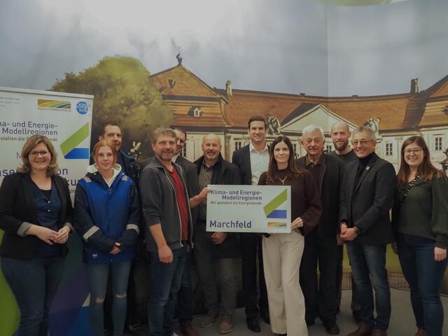 KEM-Managerin Rafaela Obetzhauser (links) mit Vortragendem Michael Berlin (mitte, 2. Reihe), Vertreterinnen und Vertreter von Schicker GmbH, „Wir sind solar“ und der Marchfeldgemeinden. | Foto: Region Marchfeld