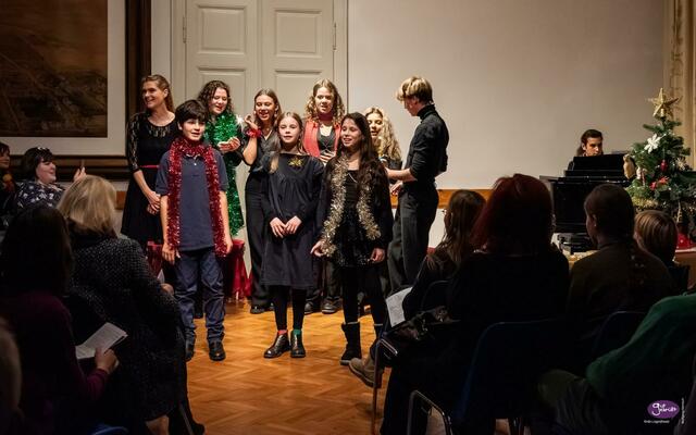 In der Villa Wertheimsstein lädt man zu einer weihnachtlichen Veranstaltung.  | Foto: Gutgebrüllt Theater