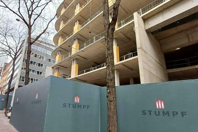 Die Baustellenaufsteller der insolventen Signa sind verschwunden.  | Foto: Philip Stotter/APA