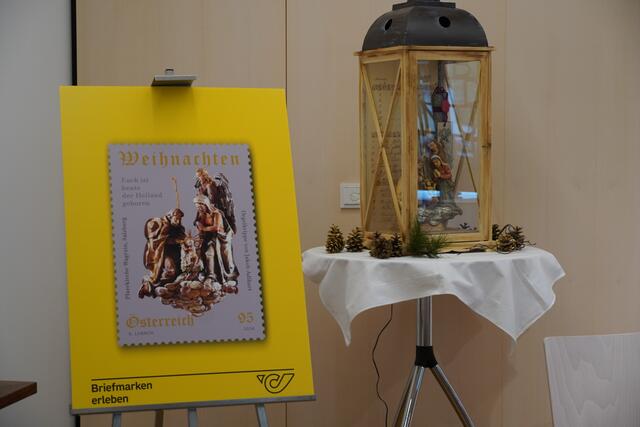 Im Stille-Nacht-Museum in Wagrain wurde die diesjährige Weihnachtsbriefmarke mit Wagrainer Motiv präsentiert. | Foto: Nicole Hettegger